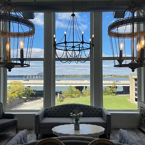 https://the-bluegrass-river-suite-5.hotels-louisville.com