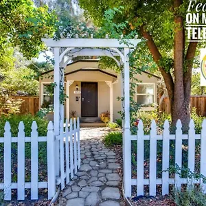 https://smart-eclectic-art-house-near-the-beat.bestsacramentohotels.com